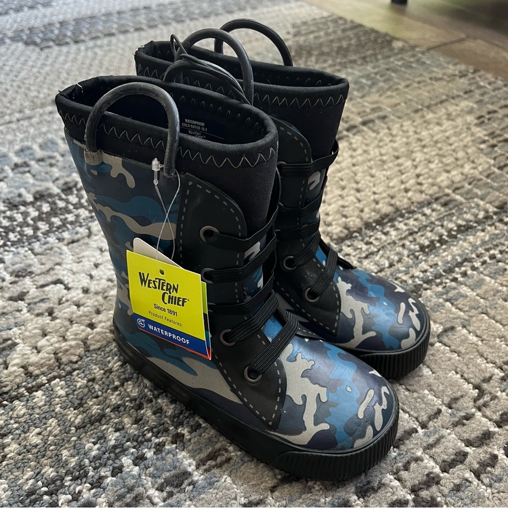 ❄️ NWT Kids Western Chief Blue Camo Reflective Sneaker Boot, Size US 9/10